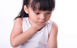 Những cách tự nhiên giúp chữa viêm họng cho trẻ