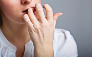 Thói quen cắn móng tay gây hại cho sức khỏe thế nào?