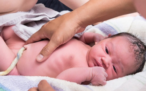 Kẹp dây rốn chậm có lợi ích gì với trẻ sơ sinh?