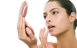 4 cách giúp bạn đối phó với nẻ môi vào mùa Đông