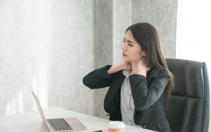 Bị thoát vị đĩa đệm cột sống cổ nên làm theo những cách này