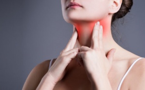 Viêm họng do nhiễm virus hay vi khuẩn, làm dịu cơn đau họng thế nào?