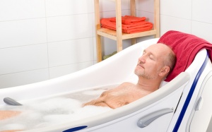 Tắm nước nóng giúp kiểm soát đường huyết, phòng ngừa bệnh đái tháo đường 