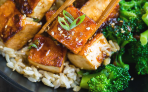 Đậu phụ sốt tỏi mật ong - Món chay ngon cho ngày Rằm 