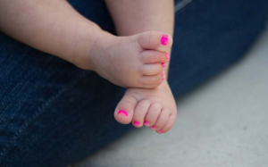 Sơn móng cho trẻ sơ sinh và trẻ nhỏ có an toàn? 