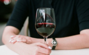 Uống một ly rượu vang mỗi ngày sẽ giúp bạn tránh xa bệnh viện!