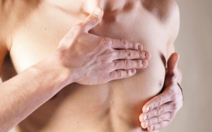 Ung thư vú có di truyền cho con trai?