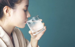 Uống nước lạnh sau sinh có ảnh hưởng gì? 