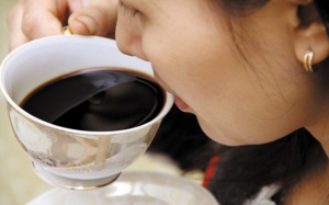 Uống cà phê và trà ảnh hưởng đến khả năng sinh sản thế nào? 