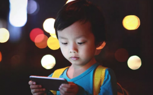 Cho trẻ xem điện thoại và tivi ảnh hưởng đến não bộ thế nào? 
