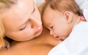 Phương pháp Kangaroo da kề da có lợi ích gì với trẻ?