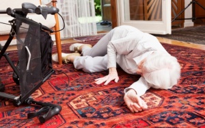 5 lý do khiến người già dễ té ngã