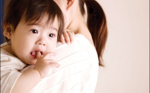 Trẻ 8 tháng bị nấm miệng phải làm thế nào?