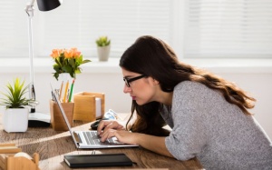 Ngồi quá nhiều ảnh hưởng đến cơ thể như thế nào? 