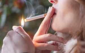 Môi thâm do hút thuốc lá: Giải quyết như thế nào?