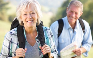 Những thứ người già cần mang theo khi đi du lịch