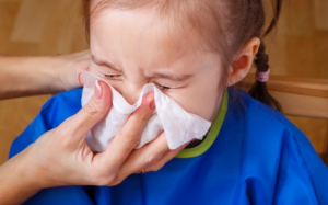 Nguyên nhân nào khiến trẻ bị chảy nước mũi, sổ mũi thường xuyên? 