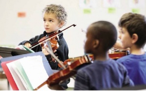 Vì sao bạn nên học chơi một loại nhạc cụ?