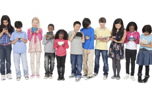 Vì sao nên hạn chế cho trẻ sử dụng các thiết bị điện tử?