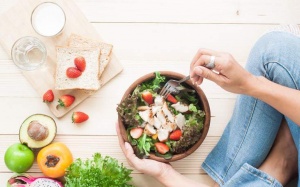 Bị vảy nến nên ăn gì để bệnh không nặng thêm?