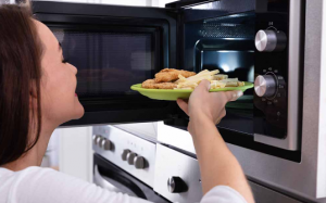 Nấu ăn bằng lò vi sóng: Lợi ích và tác hại song hành 
