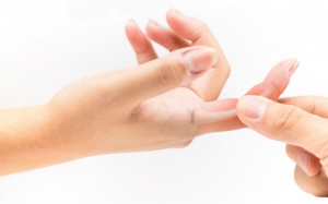 Nhức ngón trỏ hai bàn tay là bị bệnh gì?