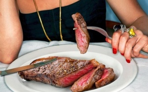 Những dấu hiệu và nguy cơ cảnh báo bạn đã ăn quá nhiều thịt dịp Tết