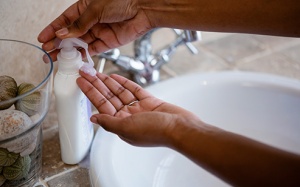 Tại sao chúng ta cần vệ sinh vùng kín sau khi làm 'chuyện ấy'?