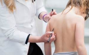 Trẻ nhỏ bị vẹo cột sống phải làm sao? 