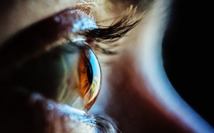 Hút thuốc lá quá nhiều có thể làm giảm thị lực và mù màu