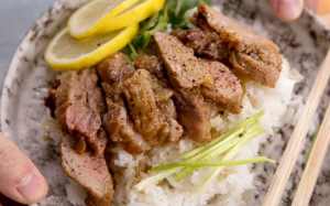 Đơn giản mà ngon cơm với thịt nạc vai nướng, sốt chanh