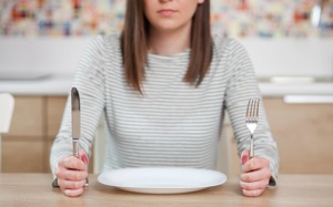 8 lý do bạn nhanh thấy đói dù vừa mới ăn xong