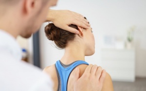 Tập vật lý trị liệu có giúp giảm đau thoái hóa cột sống cổ?