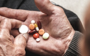 Uống nhiều thuốc Tây, có nên dùng TPCN để ngừa suy thận?