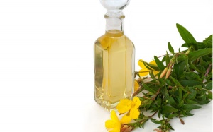 Lợi ích của tinh dầu hoa anh thảo với sức khỏe phụ nữ