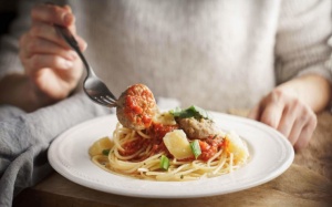 Thói quen ăn nhanh ảnh hưởng đến sức khỏe bạn thế nào?