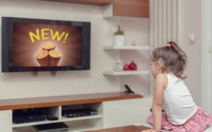 Ảnh hưởng của quảng cáo đến sức khỏe và tinh thần của trẻ