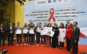  Những bệnh nhân đầu tiên được điều trị bằng thuốc ARV từ bảo hiểm y tế