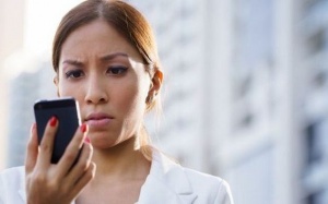 Smartphone ảnh hưởng tới làn da của bạn thế nào?