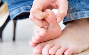 Mắc gout nhiều năm, có nên dùng sản phẩm thảo dược thay colchicine?