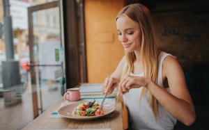 Infographic: Làm sao để bắt đầu ăn trong chánh niệm?