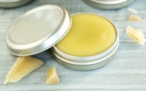 Hướng dẫn tự làm dầu thoa ấm ngực, giảm ho, nghẹt mũi khi cảm lạnh