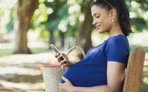 Bà bầu dùng điện thoại di động thường xuyên có hại gì? 