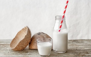 10 lý do nên uống nước cốt dừa