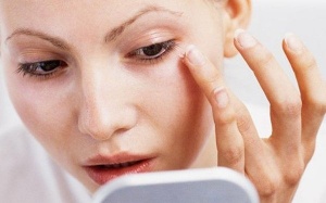 Có nên dùng serum vitamin C cho vùng da quanh mắt?