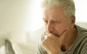 Da dầu, ra nhiều mồ hôi cũng là dấu hiệu cảnh báo bệnh Parkinson