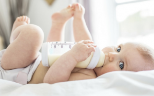 Trẻ nằm bú bình: Những điều nguy hiểm cha mẹ buộc phải biết