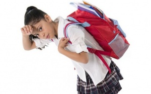 Trẻ đeo ba lô nặng có bị cong vẹo cột sống? 