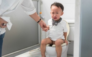Bé bị táo bón, mẹ phải làm gì?