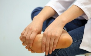 Đau khớp háng, mỏi yếu hai chân là bệnh gì?